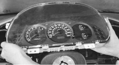 4. Аналогично выверните два винта крепления слева...