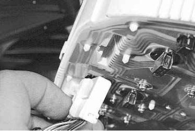 5. ...и отведите комбинацию приборов (рулевое колесо снято для наглядности).