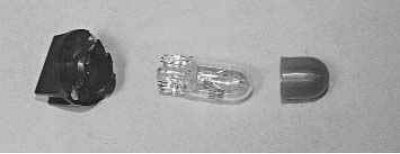 3. Для замены ламп подсветки приборов поверните патрон лампы против часовой стрелки и извлеките его…