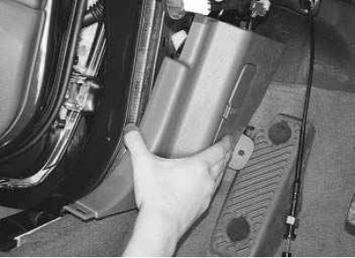 2. Снимите левую нижнюю облицовку панели приборов (см. «Снятие и установка левой нижней облицовки…