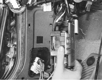 4. Отверните две гайки крепления...