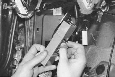 7. ...и извлеките блок ETWIS из кронштейна.