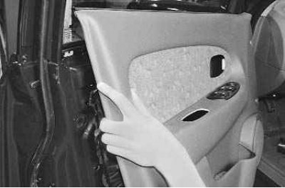 1. Отсоедините провод от клеммы «–» аккумуляторной батареи.