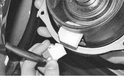 4. ...и выведите динамик из гнезда в панели двери.