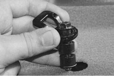 8. Снимите дополнительный стоп-сигнал (см. «Замена дополнительного стоп-сигнала»).