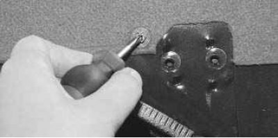 9. Снимите верхние крепления детских сидений (см. «Снятие и установка верхних креплений детских…