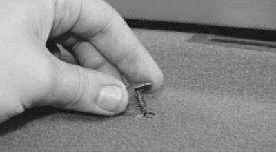 11. Подденьте отверткой...