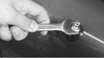 Вам потребуются: ключи «на 10», «на 17».