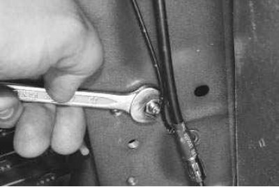 7. Отверните гайки крепления «массового» провода...