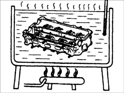10. Постепенно нагрейте головку блока цилиндров в воде до температуры около 90°C.