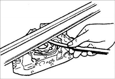 2. Металлической линейкой и щупом измерьте боковой зазор роторов масляного насоса.