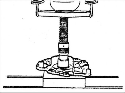 2. Запрессуйте сальник в гнездо корпуса насоса.