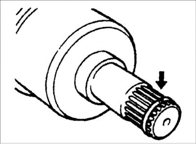 1. Установите пружинное стопорное кольцо так, чтобы разрез был совмещен с верхней частью канавки.
