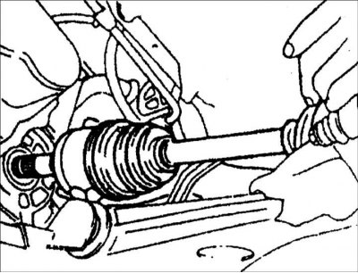 3. Потянув за приводной вал, проверьте, чтобы вал правильно встал на место. Он не должен…