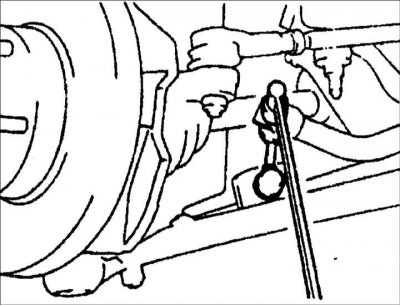 Установите серьгу крепления стабилизатора.