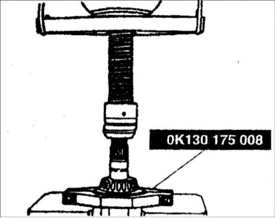 При помощи специального приспособления ОК130 175 008 снимите подшипник и ведомую шестерню 4–й…
