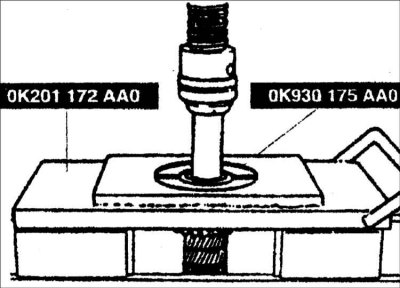 При помощи специальных приспособлений ОК201 172 АА0 и ОК 930 175 АА0 снимите подшипник.