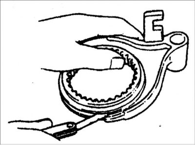 4. Измерьте зазор между скользящими муфтами синхронизатора и вилками.