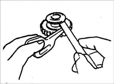 2. Измерьте зазор между втулкой промежуточной шестерни заднего хода и рычагом.