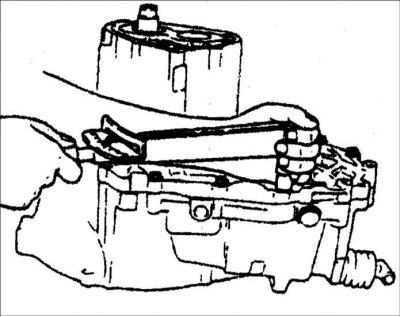 2. Установите картер коробки передач на картер сцепления.