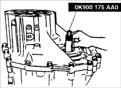3. Через картер коробки передач установите приспособление OK900 175 AA0 на полуосевую шестерню…