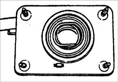 Убедитесь, что конец пружины с крючком установлен должным образом в углублении кронштейна, как…