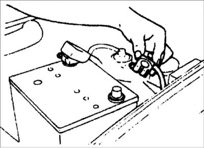 4. Записанные коды неисправностей стираются при отсоединении провода от отрицательной клеммы…