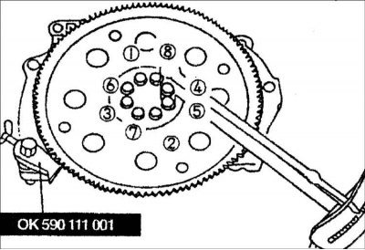 6. Затяните болты крепления приводного диска в два или три этапа в последовательности, показанной…