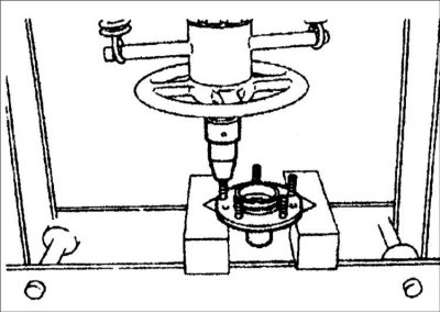 8. Прессом с оправкой соответствующего диаметра выдавите из ступицы направляющие болты крепления…