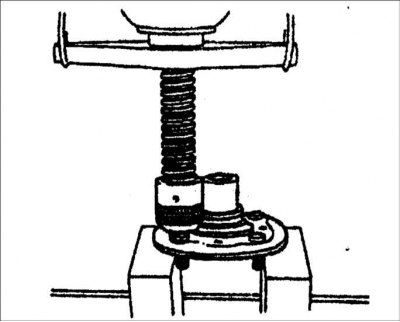 2. Прессом с оправкой соответствующего диаметра запрессуйте в ступицу новые направляющие болты…