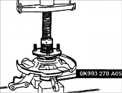 7. Прессом с оправкой соответствующего диаметра запрессуйте ступицу.
