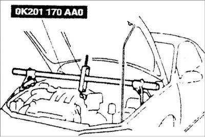 8. Зафиксируйте двигатель специальным инструментом и снимите элемент подвески двигателя.