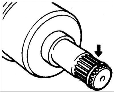 2. Установите новое стопорное кольцо на внутреннем конце приводного вала, при этом разрез…