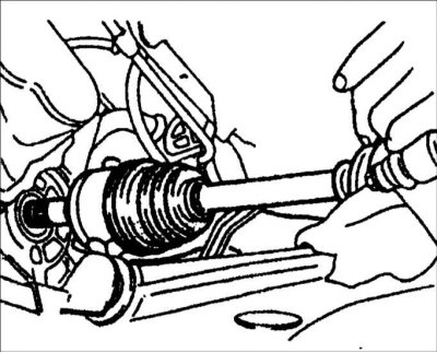 4. Толчком вставьте приводной вал в коробку передач. После установки потяните приводной вал наружу…