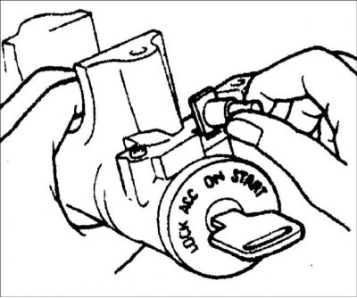 4. Убедитесь, что разъем не движется, когда ключ находится в положении LOCK (БЛОКИРОВКА), и…