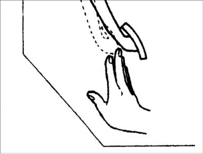 3. Рукой нажмите на педаль тормоза до появления ощутимого сопротивления и измерьте свободный ход…