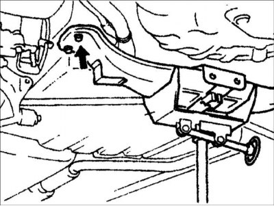 5. Подведите домкрат под поперечину, а затем отверните гайки.