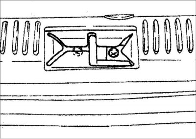 9. Ослабьте болты и отрегулируйте положение собачки замка крышки багажника.