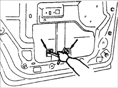 5. Повернув заднюю часть стекла двери вниз, выверните болты крепления стекла двери и достаньте…