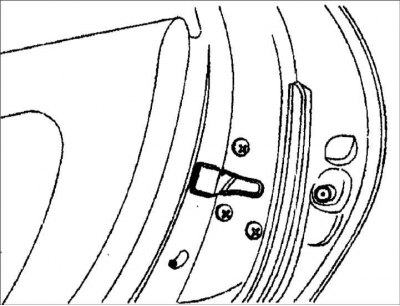10. Выверните винты и снимите замок двери в сборе.