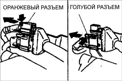 2. Нажмите на синюю кнопку и отсоедините синий разъем.