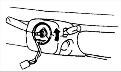4. Совместите стрелку на поворотной пластине разъема со спиральной пружиной со стрелкой на гнезде…