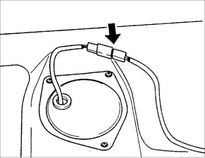 13. Подсоедините разъем питания блока подачи топлива.