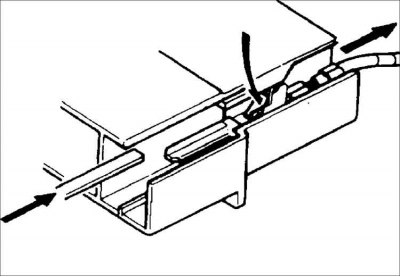 12. Извлеките контакты из разъема.