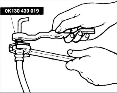 1. Специальным ключом OK130 430 019 отверните соединительную гайку тормозной трубки от шланга.