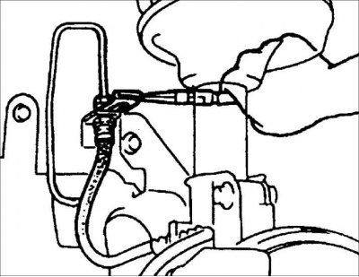 3. Несколько раз нажмите педаль тормоза и проверьте отсутствие утечек из тормозного шланга и его…