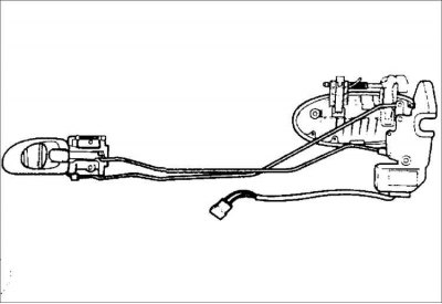 8. Через отверстие во внутренней панели двери выверните две гайки крепления наружной ручки двери.