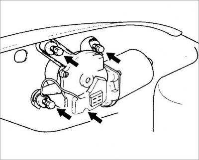 2. Отсоедините разъем жгута проводов от двигателя стеклоочистителя.