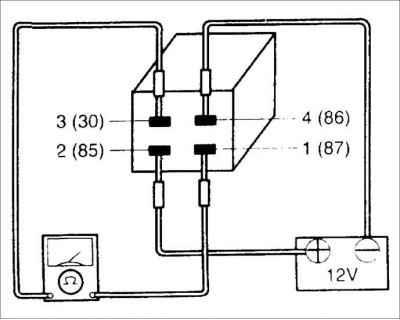 2. Дополнительными проводами подайте напряжение от аккумуляторной батареи к контактам 1 (85) и 4…