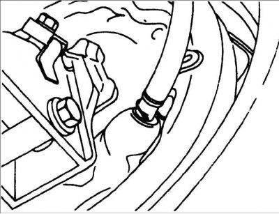 13. Отсоедините конец троса от задней тормозной колодки.